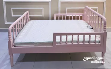  2 للبيع سرير اطفال مع الفرشه نظاف من سنترهوم