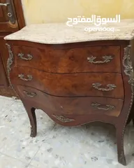  6 بيرو مصري خشب قديم سطح رخام ملبس بنحاس عالجوانب بحال جيد جدا والشكل روعة