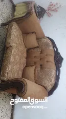  1 طقم كنب خشب ممتاز ولا يوجد فيه كسر ابدا وفرش جيد