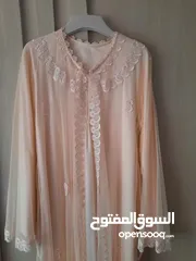  2 مانطو اسود ورمادي وهاد يلي بلصورة وعدة اشياء وفي تنتين مو ديلهم متل العباءة سحاب