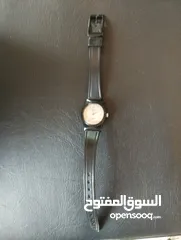  5 ساعة نسائية كوارتز سوداء من الخارج و بيضاء من الداخل عقارب ضد الماء 100%