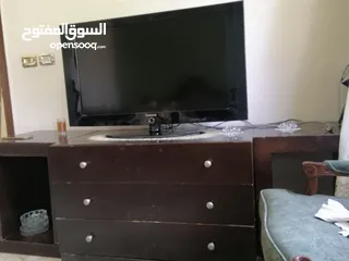  1 للبييييييع شاشة سااامسونج مع طاولتها المميزة باللون البني