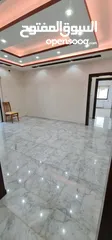  5 شقة للبيع في  الجاردنز  وقرب شارع المدينة المنورة 200م طابق اول علي شارعين بحالة جيدة جدا بسعر مغري