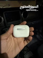  2 Apple AirPods