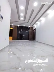  3 شقة مميزه مساحتها 160م او مع روف 200 م في الحي الشرقي