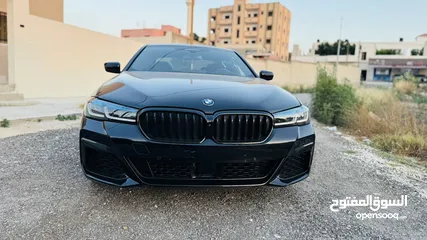  2 BMW 530e 2023