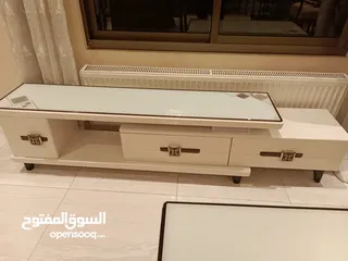  6 طاوله وسط وطاوله تلفزيون جوده عاليه  للبيع من المالك