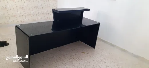  1 طاولة مكتبية زجاجية