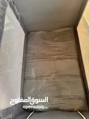  9 سرير اطفال عدة مستويات ( بجانب سرير الام ) يمكن تغيره حسب العمر ويمكن فتحه وضبه وتخزينه لا يأخذ حيز