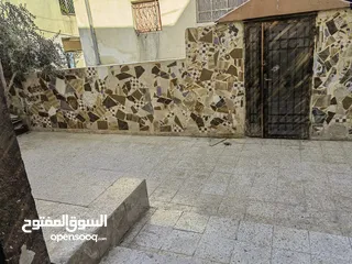 17 بيت للبيع طابقين في الزرقاء جبل الأمير حسن مساحه الارض 200 م