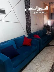  3 طقم كنب للبيع ، غير مدعوك لا يوجد في الخشب اي كسور ولا تمزق بالقماش معه ركايات ظهر عدد 5 ممتازات