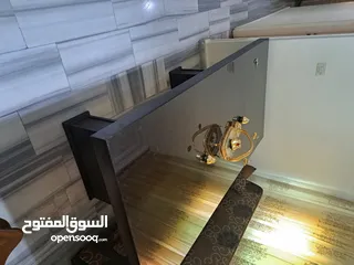  1 طاولة سفرة بدون كراسي عليها وجة قزاز للبيع بحالة شبة جديدة البيع الطاولة ثقيله تفصيل بسبب الرحيل