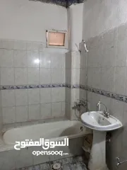  5 شقه للايجار قرب جامع العرب في السوق