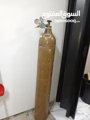  1 جرة غاز هيليوم للبيع فيها فوق النص مع الساعة
