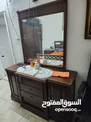  10 غرفة نوم للبيع مستعمل بحالة جيدة مكونة من سرير مع الفرشة و 2 كومادينة و دسوار بدون خزانة