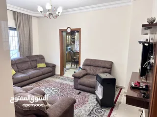  7 شقه ضاحية الرشيد،ط 3 مساحة 170 م داخلي مطله محاطه بكل الخدمات، 12 سنه، من المالك مباشره، و افضل سعر.