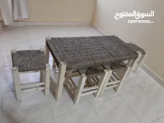  1 كراسي وطاولات خشب من الخيش اليدوي