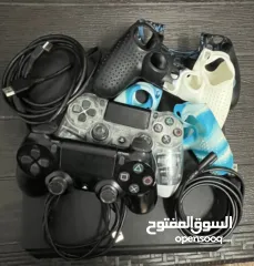  1 بلايستيشن sony 4 slim مع ايدتين و 3 كفرات و 3 ألعاب و جميع الملحقات الأصلية استعمال خفيف