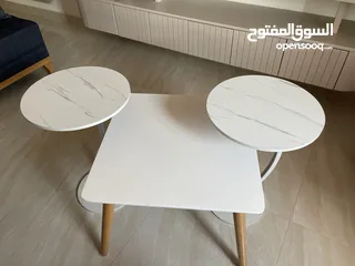  7 طاولة غرفة جلوس مع سكملات " عدد 2" لون أبيض وبحالة ممتازة، والسعر يشمل التوصيل