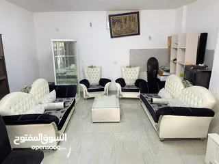  1 طقم كنب مع طاولة وسط وبترينا وطاولة سفرة ومزنون