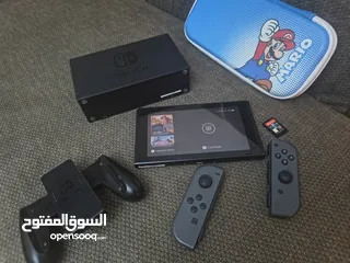  1 جهاز نينتدو سويتش حالة ممتازة جدا مع أغراضه ولعبة
