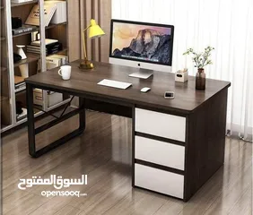  11 مكتب فاخر بتصميم عصري أنيق سطح خشبي متين بلون داكن فاخر يعطي لمسة فخامة .