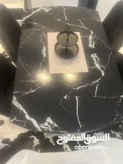  1 طاولة اكل لون اسود و عروق بيضاء