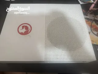  1 Xbox one s  مستعمل مع يد تحكم لا يوجد التوصيل الا لاماكن قريبة +مستعملة +اسلاكها