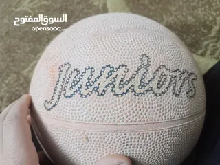  14 كرة سله للبيع نوع ممتاز وكبيره شغاله 100% ملحوظه انه بالصور ما كانت منفوخه بس رح انفخها وما بتنفس