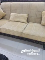 3 طقم كنب تفصيل ثقيل وطاولة وسط و2 جانبية  للبيع