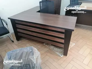  12 مكتب 140*70 مع جانبيه 80*40 وطاولة وسط تفصيل خشب مستورد بسعر المصنع
