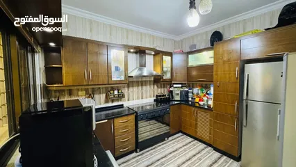  10 شقه طابق اول مع حديقه واسعه للبيع ابو نصير / مقابل الكليه البحريه