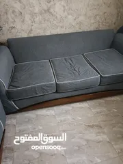  2 طقم كنب يحتوي ع كنبه ثلاثيه وثنائيه و2مفردات