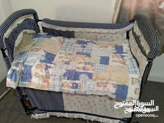  3 تخت بيبي نظيف مع فرشة