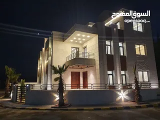  9 فيلا للبيع في طريق المطار  بتشطيبات فندقية قرب جامعة الشرق الأوسط