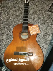  1 جيتار ياماها . Yamaha c40