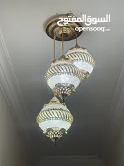  2 كنب لون خمري  طاولات طقم  لون ابيض 3  تيبل لامب 2  براويز 2  طاولة تلفزيون