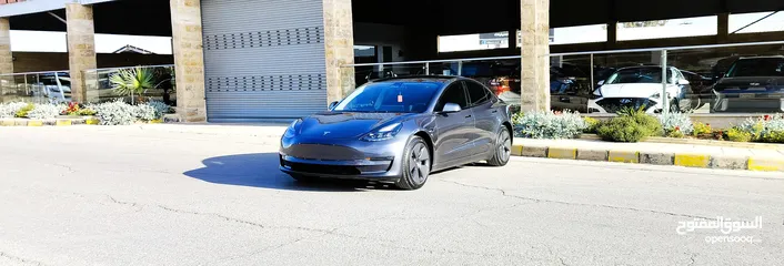  6 تيسلا 2023 MODEL 3 بدون ملاحظات فحص اوتوسكور ممشى 16 الف بحالة الوكالة لون مميز بسعر محرووووق ولقطة