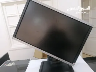  3 شاشات كمبيوتر مستعملة