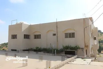  19 قصر فاخر مع خزان ماء كبير و أرض مطلة يصلح فندق ومطعم ومنتجع سياحي أو منزل لعظيم قرب التلفريك