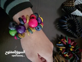  2 اساور خشبية ملونة جديدة