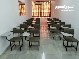  3 كراسي محاضرات و دروج مدرسية و الواح وايت بورد