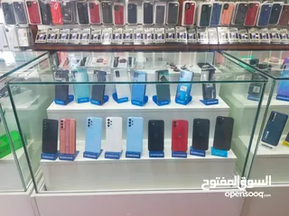  12 بتارين عرض اجهزه خلويه عدد 3 + بترينة عرض طويله+ مكتب خشب لاتيه تفصيل وضعهم جديد للبيع