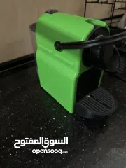  1 الماكينة هي Nespresso Inissia (نسبريسو إنيسيا)