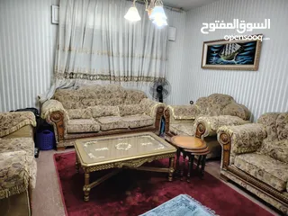  2 أثاث غرفة جلوس كامل (طقم كنب +طاولة صالون +3 طاولات صغيرة) بحالة جيدة جداً بسعر مغري