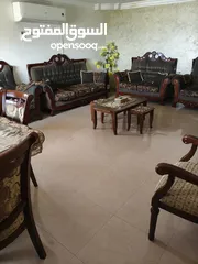  1 طقم كنب مع طاوله سفره للبيع