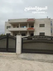  1 بيت مستقل  4 غرف نوم ماستر روم 4 واجهات حجر بلكونات صالات كراج خزان ماء تدفئه سور حديقه عزل اطلاله ح