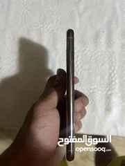  4 ايفون xs لون ذهبي بحالة ممتازة 256 جيجا مع ثلاث كفارت