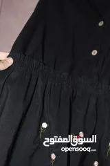  2 فستان نسائي قصير بقصة واسعة على الخصر، بلون أسود سادة، ومطرز بالورود