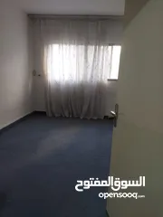  2 شقة للبيع في الزرقاء شبه طابق ارضي خمس درجات للطابق الاول موقع مميز، الله يطرح البركة لصاحب النصيب.